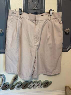 Greg Norman Men's Microfiber Pleated Golf Shorts Beige Size 34